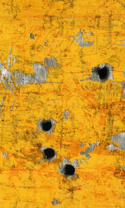 Пулевые отверстия в желтом листе обои