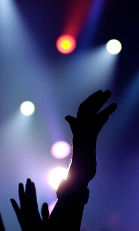 Руки людей на концерте обои