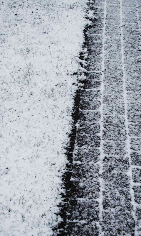 След покрышек в снегу обои