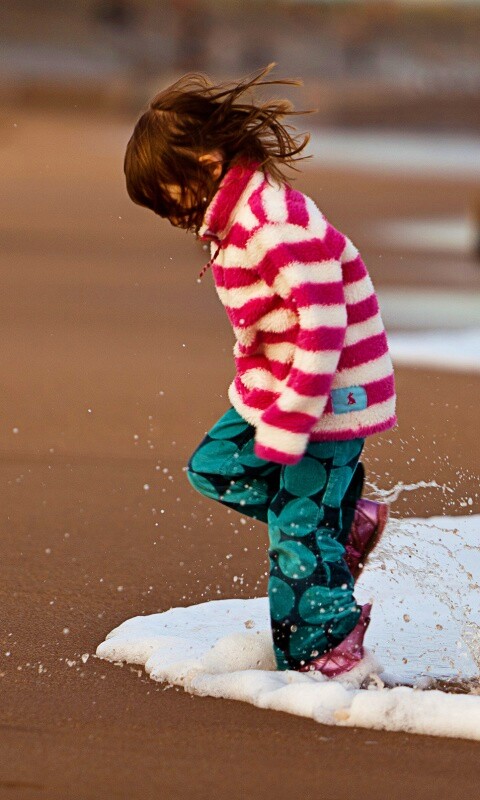 Ребенок и волна обои