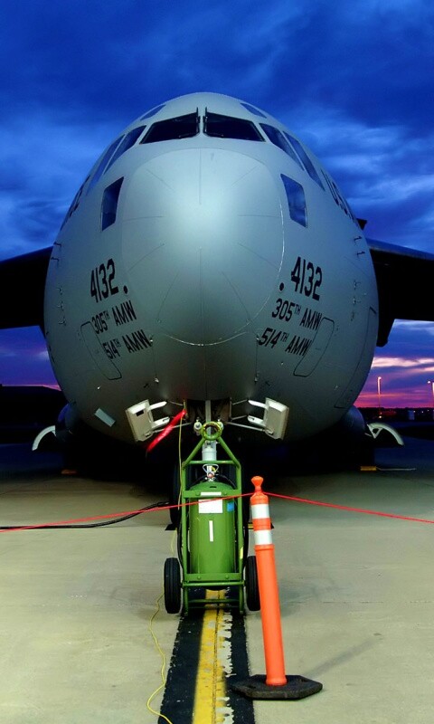 Самолет на взлетной полосе обои