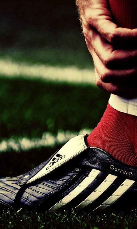 Левая нога футболиста в бутсе обои