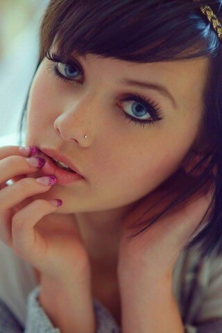 Задумчивая девушка обои