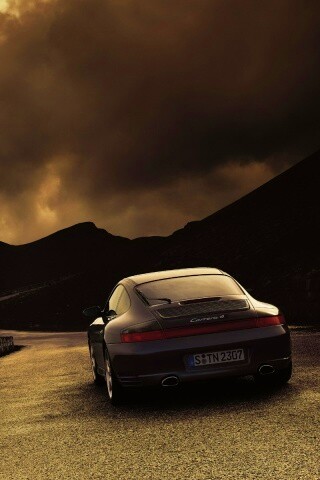 Черный Порше на горной дороге обои