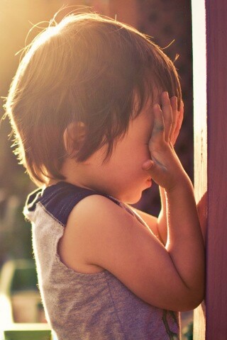 Малыш играет в прятки обои