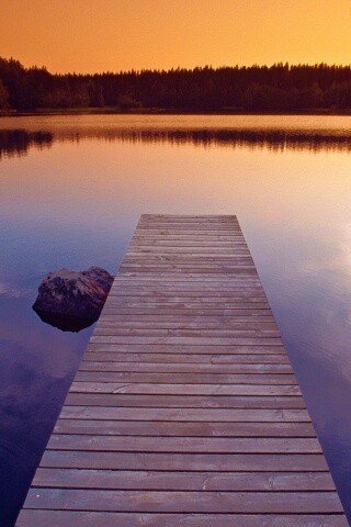 Деревянный пирс на озере обои