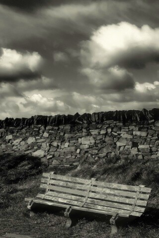 Скамейка у дороги обои