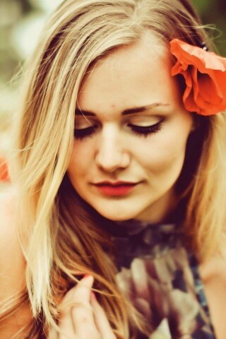 Блондинка в маках обои