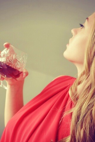 Девушка с бокалом обои