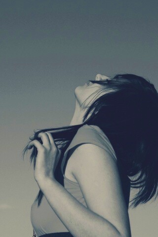 Взгляд брюнетки в небо обои