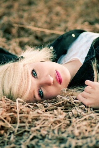 Блондинка лежащая на траве обои