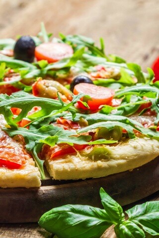 Свежая пицца с рукколой обои