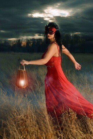 Девушка со свечей обои