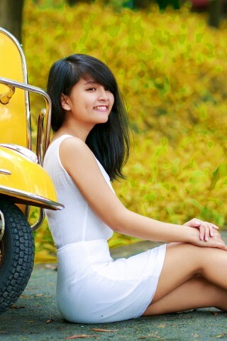 Девушка и мопед обои