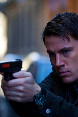 Ченнинг Татум с пистолетом обои