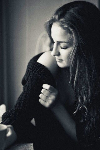 Обнаженное плечо и чашка кофе обои