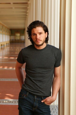 Кит Харингтон у колонны обои