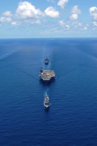Авианосец с эскортом обои