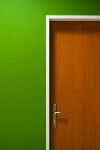 Дверь в стене обои