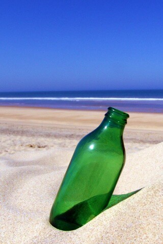 Бутылка на пляже обои