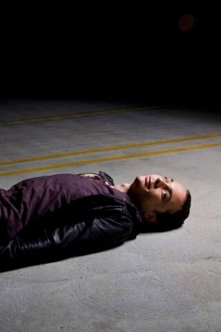 Джим Парсонс на полу обои