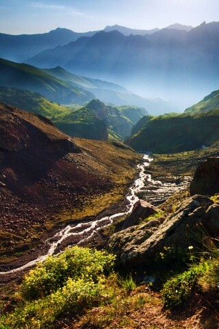 Горы и ручей обои