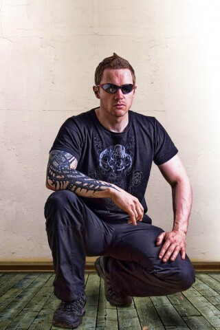 Парень с татуировкой обои