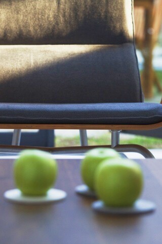 Яблоки на столе обои