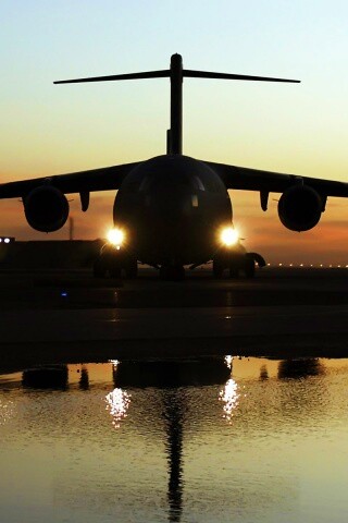 Самолет на взлетной полосе обои