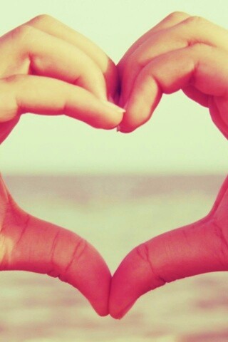 Руки сложенные сердечком обои