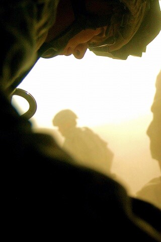 Солдаты выходят из броневика обои