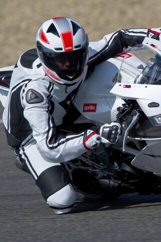 Байкер в белой экиперовкена Априлия РСВ4 обои