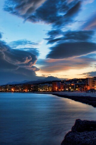 Красивый закат над городом у моря обои