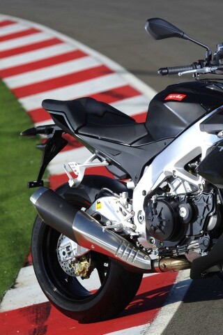 Спортивный мотоцикл Априлия на треке  обои