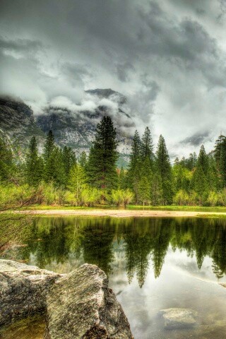 Красивый вид на маленькое горное озеро обои