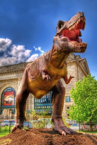 Скульптура динозавра рядом с музеем рептилий обои