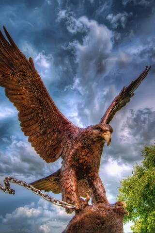 Скульптура орла с цепью в когтях обои