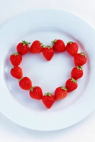 Тарелка с сердечком из клубники обои