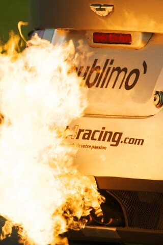 Огонь из выхлопной трубы гоночного Aston Martin обои