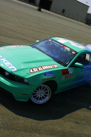 Мустанг дрифтует обои