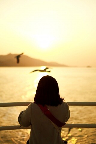 Девочка глядит на озеро обои