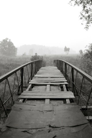 Старый мост на черно-белом фото обои