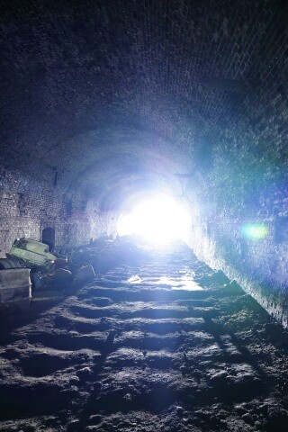 Захламленный тоннель обои