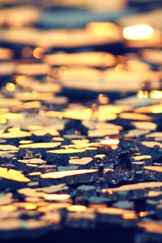 Битое стекло в лучах солнца обои