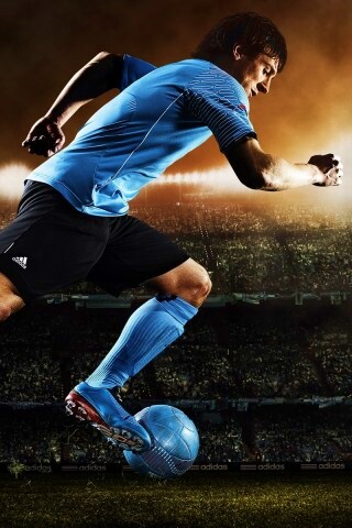 Футболист с мячом обои