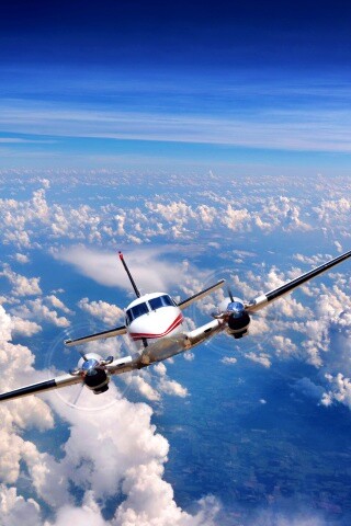 Самолет над облаками обои