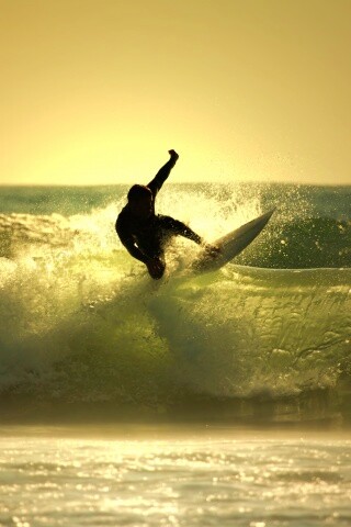 Сёрфер поймал волну обои