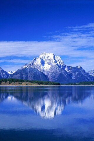 Вид на горы за озером обои