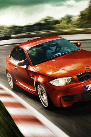 Гонщик за рулем BMW M1 обои