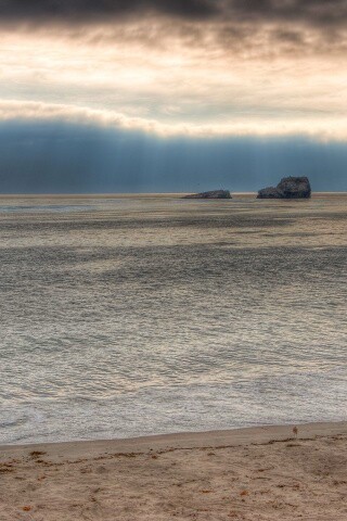 Пляж на фоне светящегосы неба обои